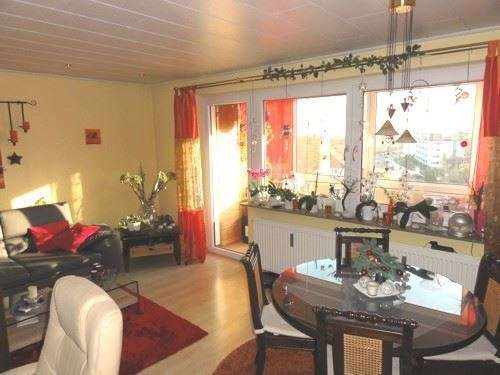 2-ZIMMER-EIGENTUMSWOHNUNG in zentraler Lage mit verglasten Süd- Ostbalkon und schöner Aussicht