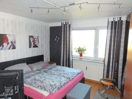 2-ZIMMER-EIGENTUMSWOHNUNG in zentraler Lage mit verglasten Süd- Ostbalkon und schöner Aussicht