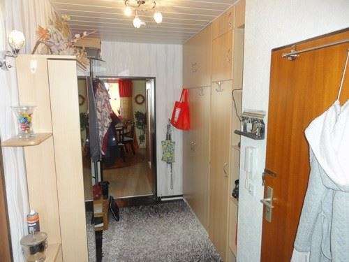 2-ZIMMER-EIGENTUMSWOHNUNG in zentraler Lage mit verglasten Süd- Ostbalkon und schöner Aussicht