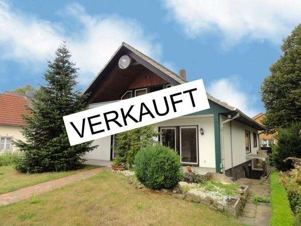 Sanierungsbedürftiges, großzügiges Einfamilienhaus mit 2 Garagen in ruhiger dörflicher Wohnlage