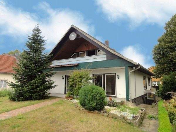 Sanierungsbedürftiges, großzügiges Einfamilienhaus mit 2 Garagen in ruhiger dörflicher Wohnlage