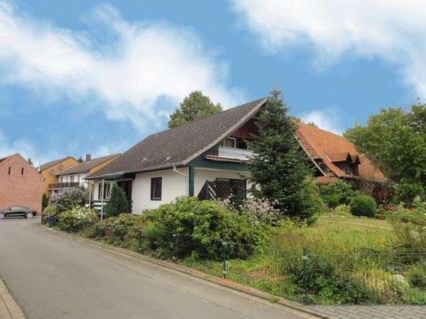 Sanierungsbedürftiges, großzügiges Einfamilienhaus mit 2 Garagen in ruhiger dörflicher Wohnlage