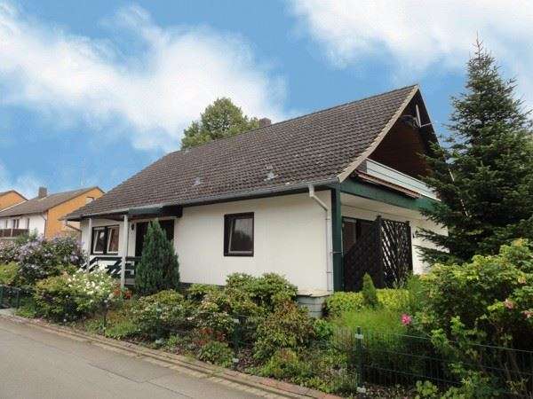 Sanierungsbedürftiges, großzügiges Einfamilienhaus mit 2 Garagen in ruhiger dörflicher Wohnlage