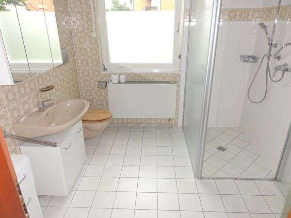 Sanierungsbedürftiges, großzügiges Einfamilienhaus mit 2 Garagen in ruhiger dörflicher Wohnlage