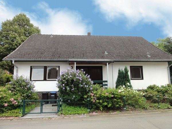 Sanierungsbedürftiges, großzügiges Einfamilienhaus mit 2 Garagen in ruhiger dörflicher Wohnlage