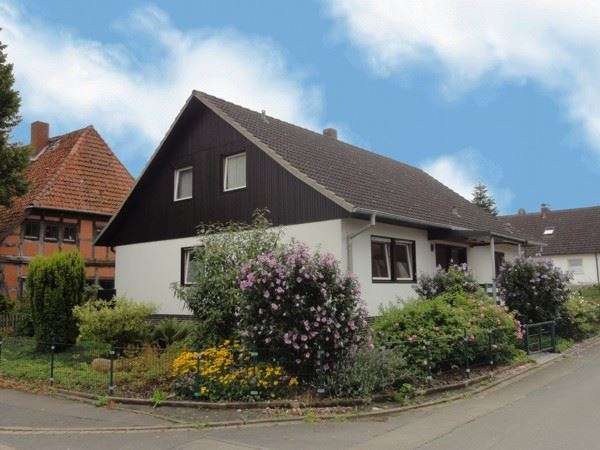 Sanierungsbedürftiges, großzügiges Einfamilienhaus mit 2 Garagen in ruhiger dörflicher Wohnlage