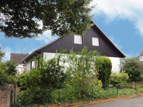 Sanierungsbedürftiges, großzügiges Einfamilienhaus mit 2 Garagen in ruhiger dörflicher Wohnlage