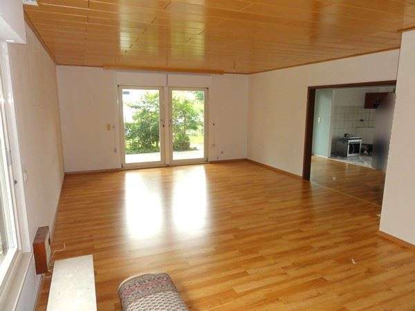 Sanierungsbedürftiges, großzügiges Einfamilienhaus mit 2 Garagen in ruhiger dörflicher Wohnlage