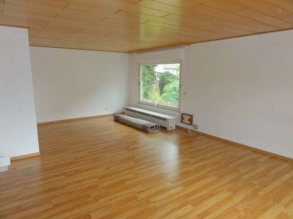 Sanierungsbedürftiges, großzügiges Einfamilienhaus mit 2 Garagen in ruhiger dörflicher Wohnlage