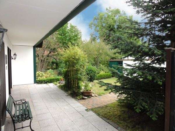 Sanierungsbedürftiges, großzügiges Einfamilienhaus mit 2 Garagen in ruhiger dörflicher Wohnlage