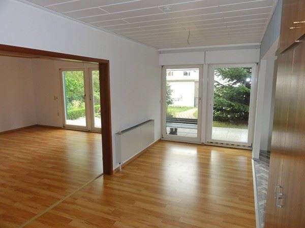 Sanierungsbedürftiges, großzügiges Einfamilienhaus mit 2 Garagen in ruhiger dörflicher Wohnlage