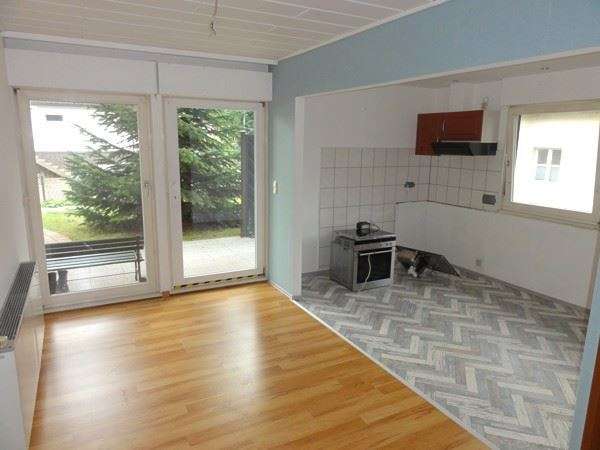 Sanierungsbedürftiges, großzügiges Einfamilienhaus mit 2 Garagen in ruhiger dörflicher Wohnlage