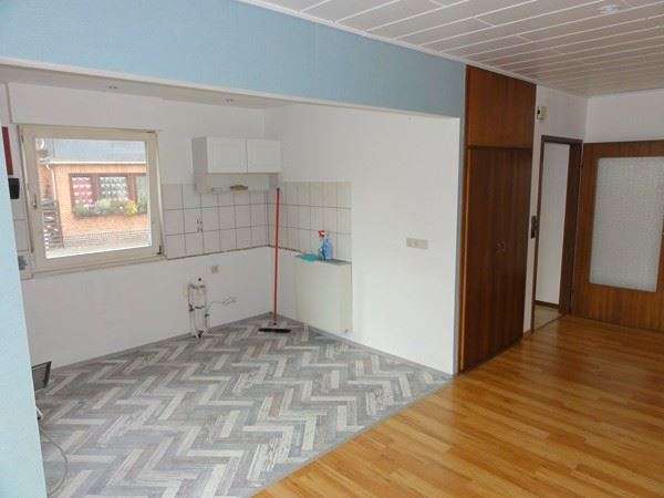 Sanierungsbedürftiges, großzügiges Einfamilienhaus mit 2 Garagen in ruhiger dörflicher Wohnlage