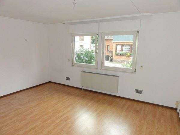 Sanierungsbedürftiges, großzügiges Einfamilienhaus mit 2 Garagen in ruhiger dörflicher Wohnlage