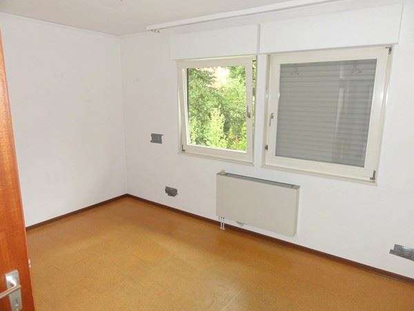 Sanierungsbedürftiges, großzügiges Einfamilienhaus mit 2 Garagen in ruhiger dörflicher Wohnlage