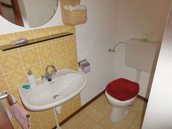 Sanierungsbedürftiges, großzügiges Einfamilienhaus mit 2 Garagen in ruhiger dörflicher Wohnlage