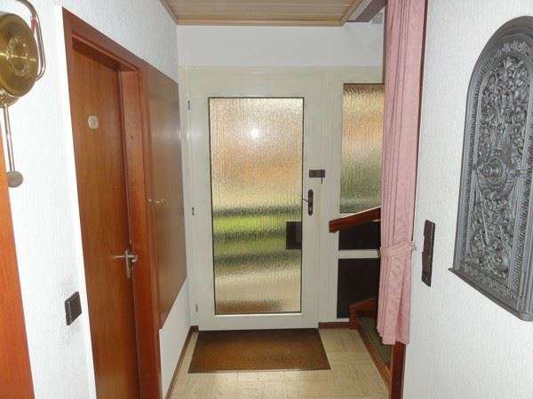 Sanierungsbedürftiges, großzügiges Einfamilienhaus mit 2 Garagen in ruhiger dörflicher Wohnlage