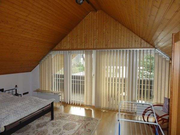 Sanierungsbedürftiges, großzügiges Einfamilienhaus mit 2 Garagen in ruhiger dörflicher Wohnlage