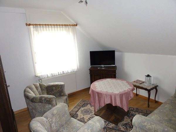 Sanierungsbedürftiges, großzügiges Einfamilienhaus mit 2 Garagen in ruhiger dörflicher Wohnlage