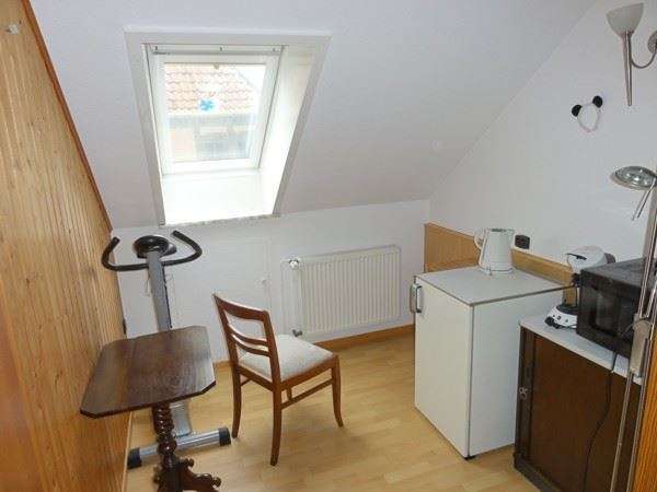 Sanierungsbedürftiges, großzügiges Einfamilienhaus mit 2 Garagen in ruhiger dörflicher Wohnlage