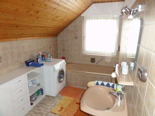 Sanierungsbedürftiges, großzügiges Einfamilienhaus mit 2 Garagen in ruhiger dörflicher Wohnlage