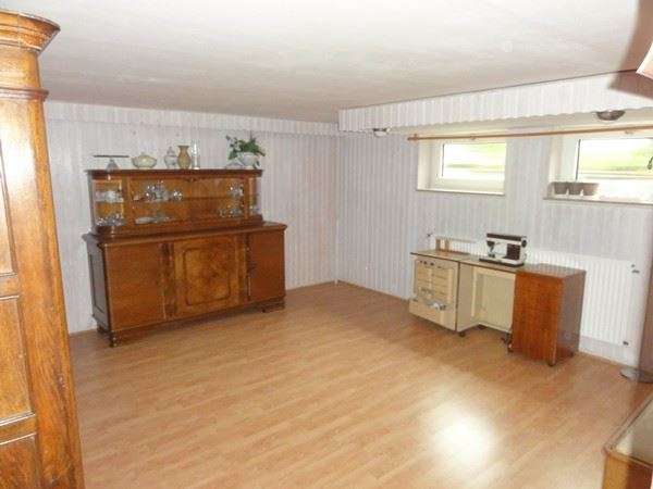 Sanierungsbedürftiges, großzügiges Einfamilienhaus mit 2 Garagen in ruhiger dörflicher Wohnlage