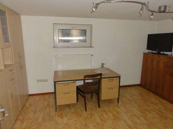 Sanierungsbedürftiges, großzügiges Einfamilienhaus mit 2 Garagen in ruhiger dörflicher Wohnlage