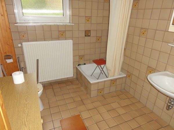 Sanierungsbedürftiges, großzügiges Einfamilienhaus mit 2 Garagen in ruhiger dörflicher Wohnlage