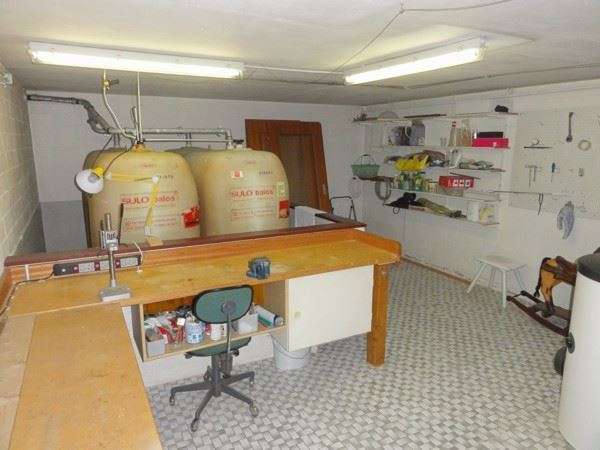 Sanierungsbedürftiges, großzügiges Einfamilienhaus mit 2 Garagen in ruhiger dörflicher Wohnlage