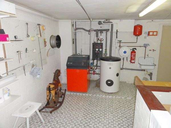 Sanierungsbedürftiges, großzügiges Einfamilienhaus mit 2 Garagen in ruhiger dörflicher Wohnlage