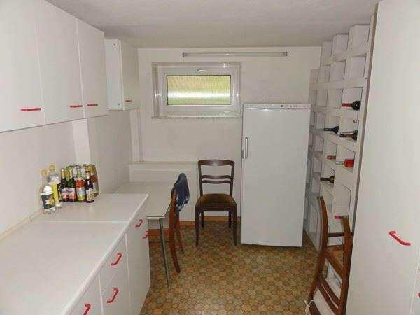 Sanierungsbedürftiges, großzügiges Einfamilienhaus mit 2 Garagen in ruhiger dörflicher Wohnlage