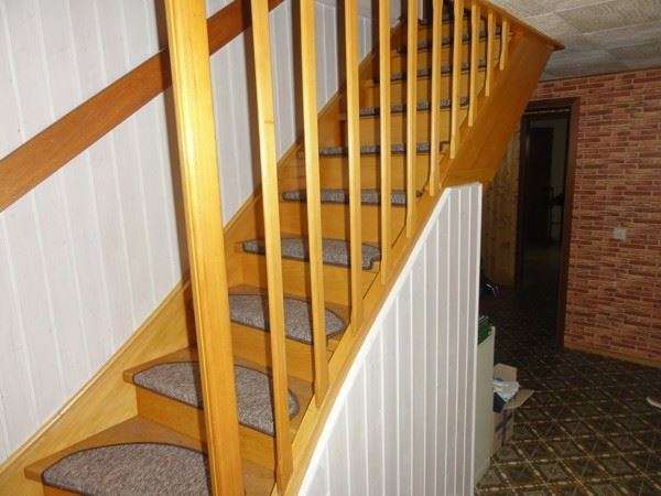 Sanierungsbedürftiges, großzügiges Einfamilienhaus mit 2 Garagen in ruhiger dörflicher Wohnlage