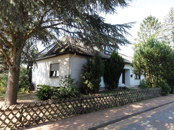 Großzügiges Einfamilienhaus mit Garage in ruhiger Lage Nähe Waldrand
