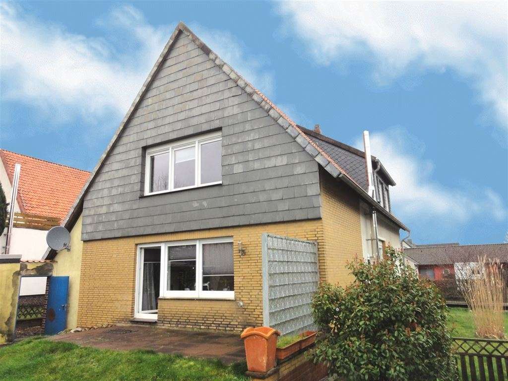 1 - 2 Familienhaus mit Garage und großen Grundstück