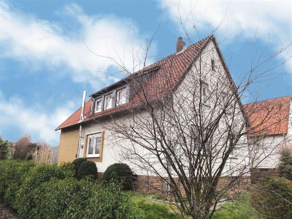 1 - 2 Familienhaus mit Garage und großen Grundstück