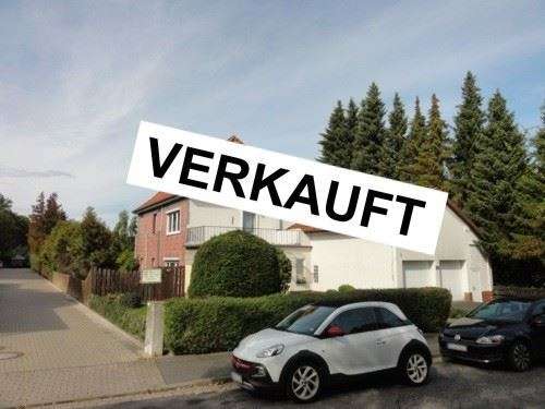 Ein- bis Zweifamilienhaus mit zwei Garagen in zentraler Lage