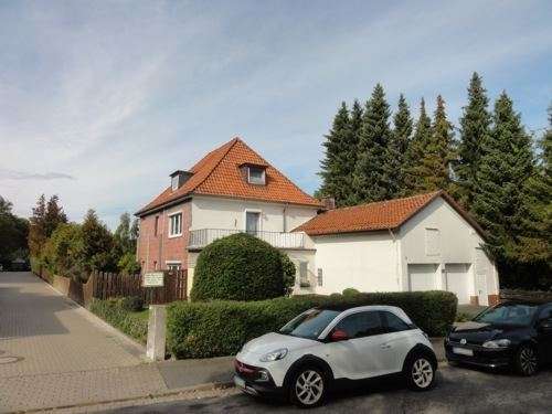 Ein- bis Zweifamilienhaus mit zwei Garagen in zentraler Lage