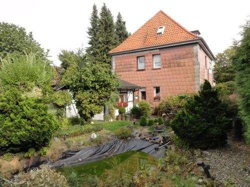 Ein- bis Zweifamilienhaus mit zwei Garagen in zentraler Lage