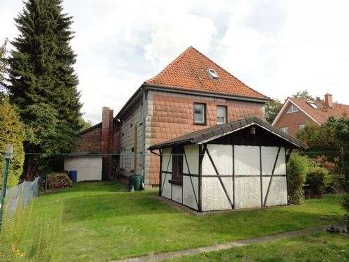 Ein- bis Zweifamilienhaus mit zwei Garagen in zentraler Lage