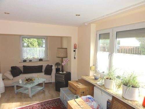 Ein- bis Zweifamilienhaus mit zwei Garagen in zentraler Lage