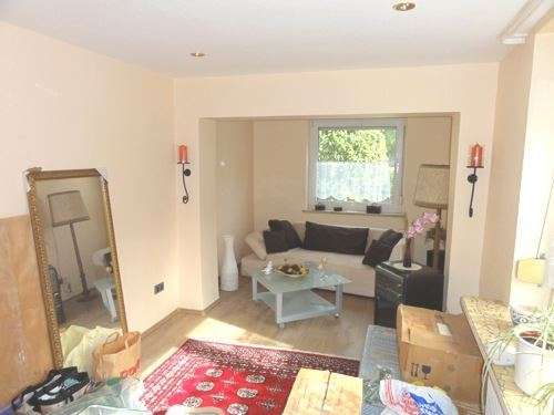 Ein- bis Zweifamilienhaus mit zwei Garagen in zentraler Lage