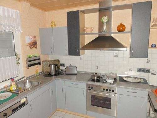 Ein- bis Zweifamilienhaus mit zwei Garagen in zentraler Lage