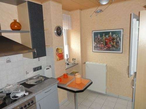 Ein- bis Zweifamilienhaus mit zwei Garagen in zentraler Lage