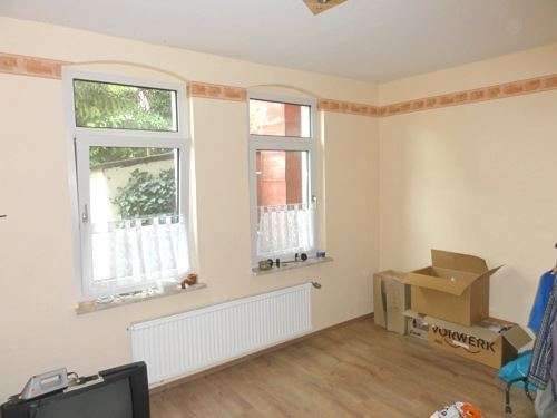 Ein- bis Zweifamilienhaus mit zwei Garagen in zentraler Lage