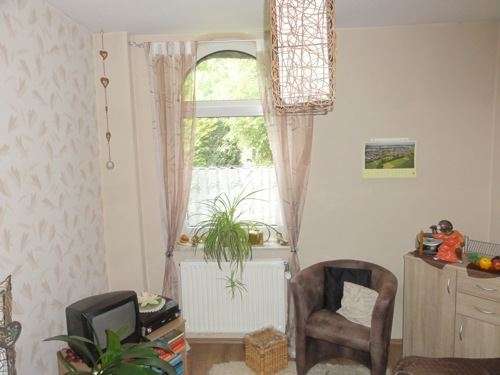 Ein- bis Zweifamilienhaus mit zwei Garagen in zentraler Lage