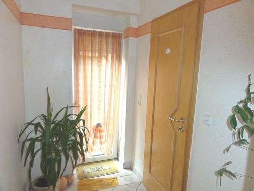 Ein- bis Zweifamilienhaus mit zwei Garagen in zentraler Lage