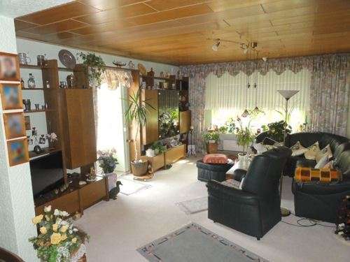 Ein- bis Zweifamilienhaus mit zwei Garagen in zentraler Lage