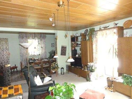 Ein- bis Zweifamilienhaus mit zwei Garagen in zentraler Lage