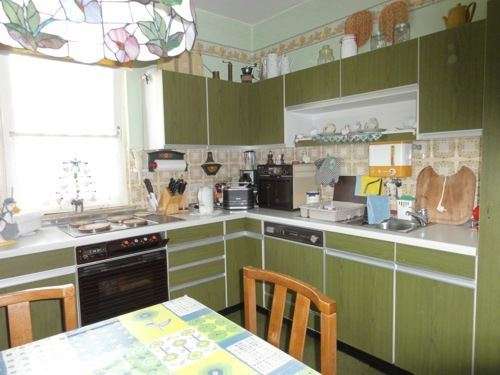 Ein- bis Zweifamilienhaus mit zwei Garagen in zentraler Lage