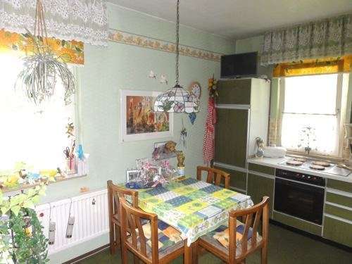 Ein- bis Zweifamilienhaus mit zwei Garagen in zentraler Lage